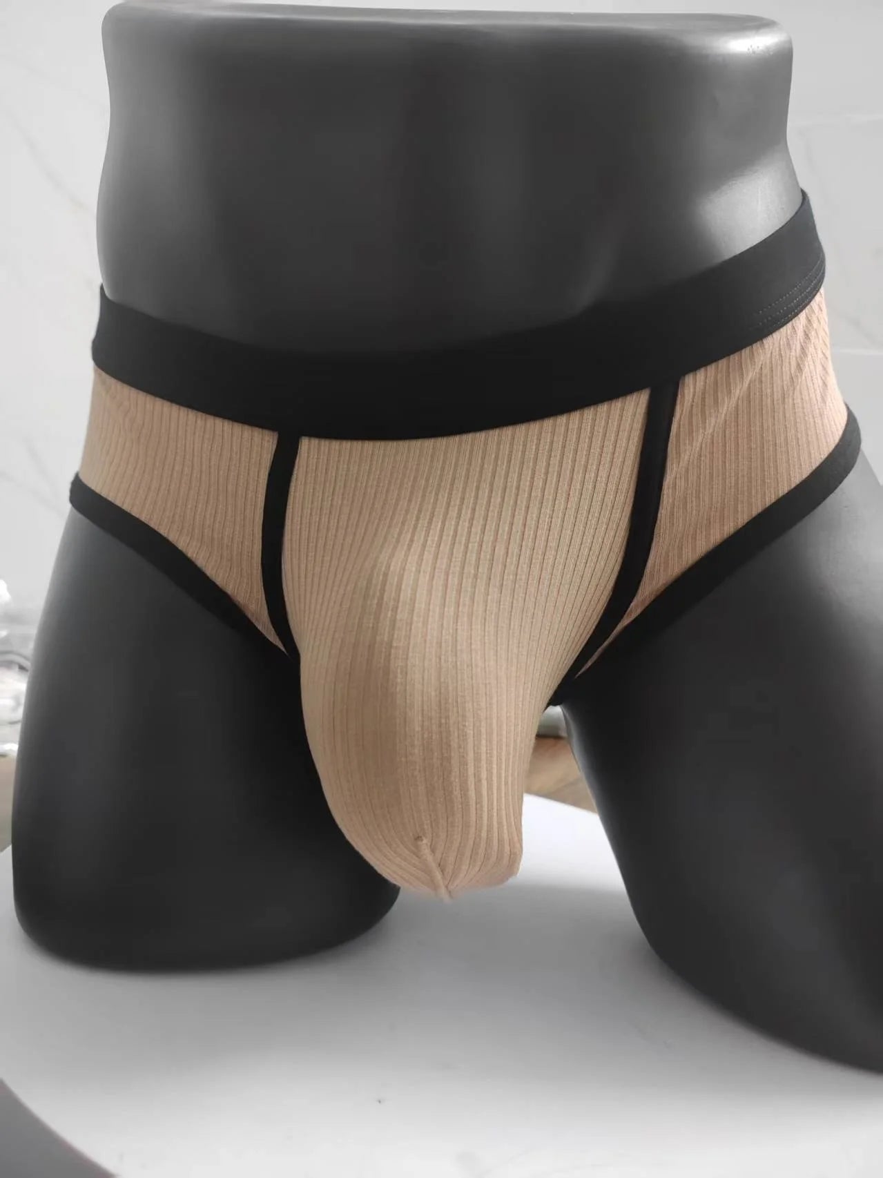 Men's briefs with large pockets are very sexy. Large-space sports underwear for men
