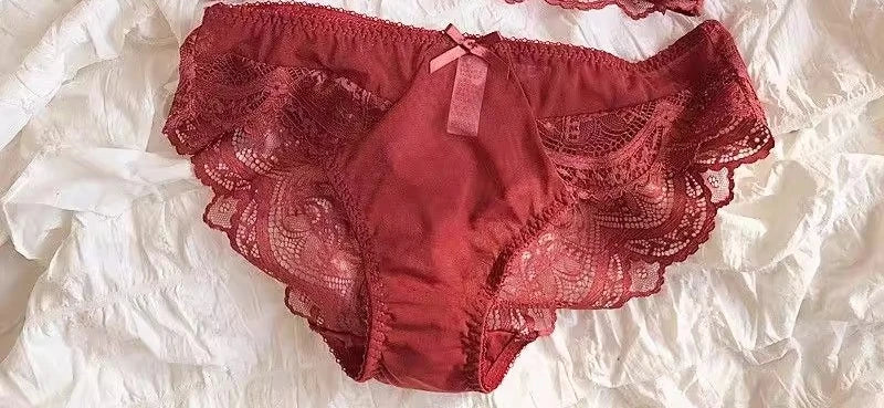 MOYISU Sexy Lace Bralette Set Small Busts French Design Removable Straps with Thin Push Up Pads, Soft Underwire Bra Cover Top