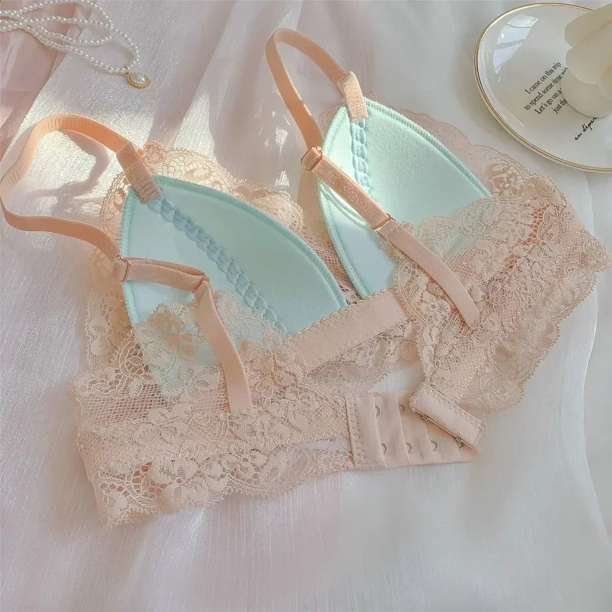 Japanese-style Pure Sensual Lace-trimmed Lingerie for Women, A Thin and Sexy Summer Bra Without Underwire