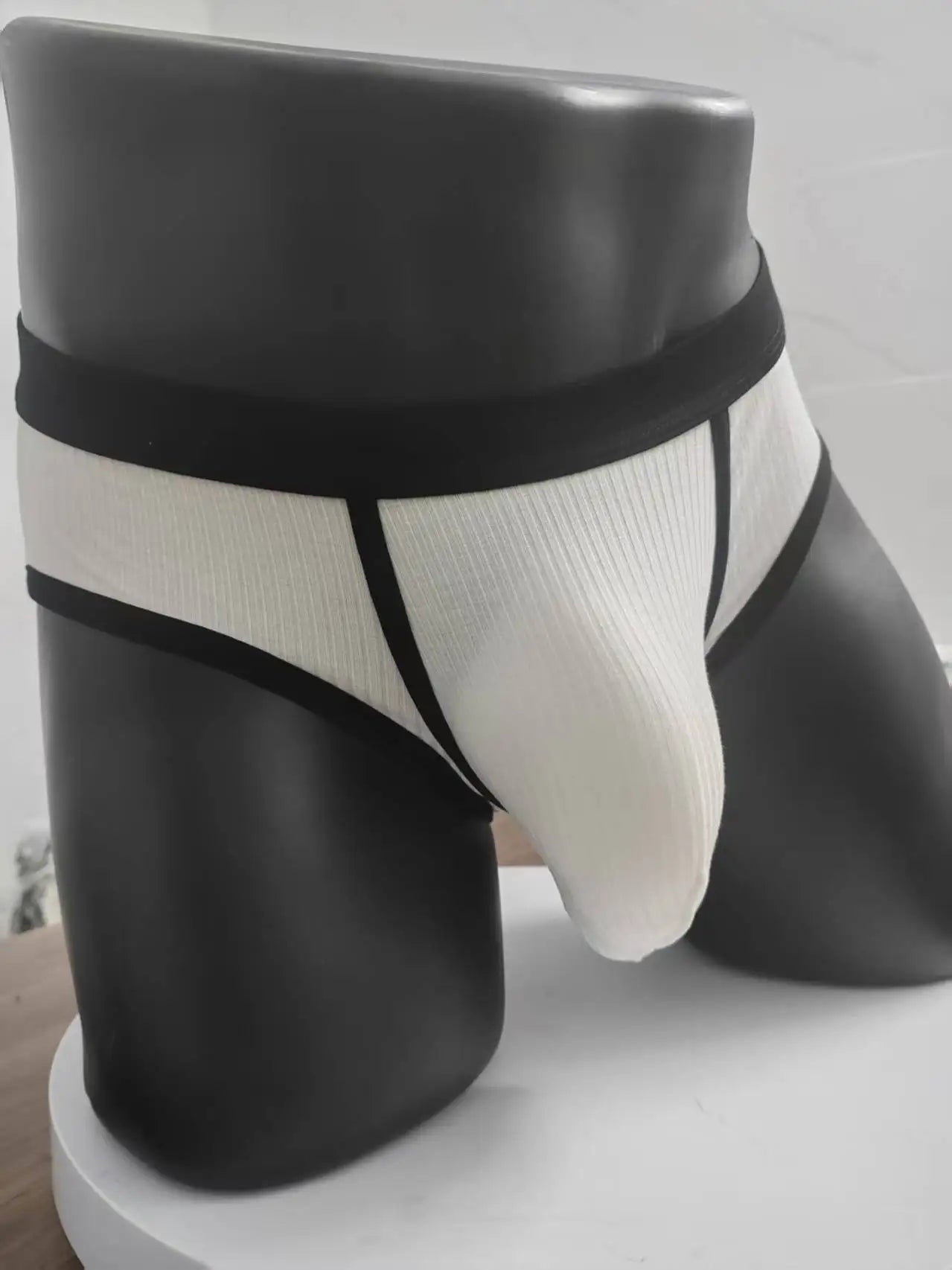 Men's briefs with large pockets are very sexy. Large-space sports underwear for men