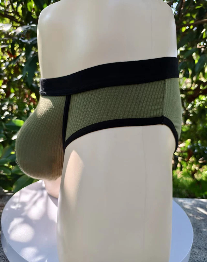 Men's briefs with large pockets are very sexy. Large-space sports underwear for men
